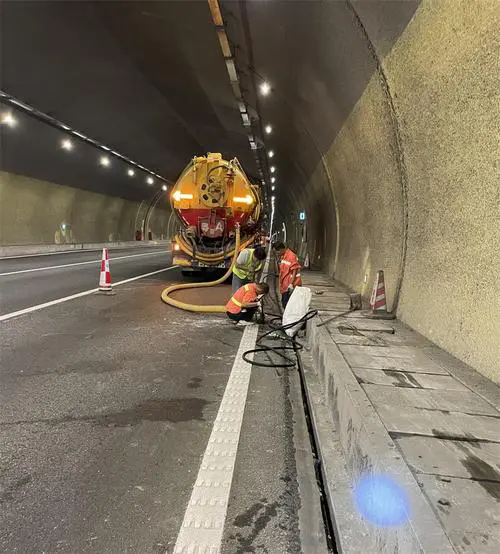 绥宁隧道排水渠清淤